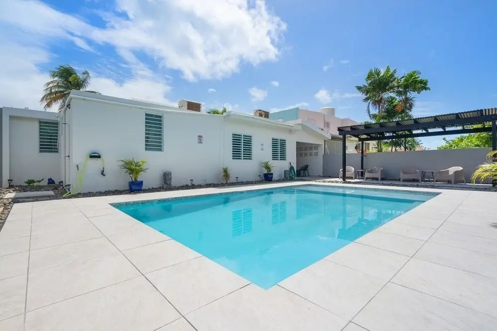 Walk to Beach or Swim in the Pool, 4 Bedrooms 4 Home by Redawning