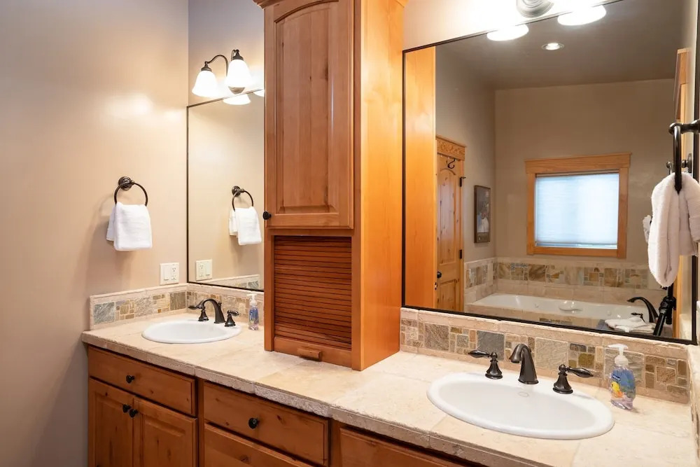 Hillside Mountain Creek Haven 4 Bedroom Home