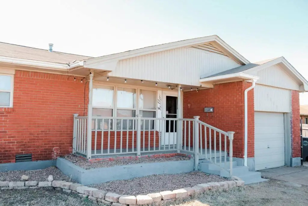 Cozy + Eclectic home in the Heart of Lawton/Mid Term Stay