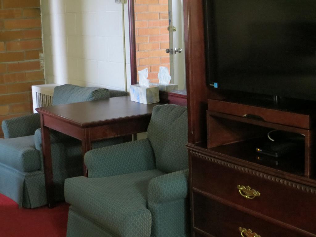 Red Carpet Inn & Suites