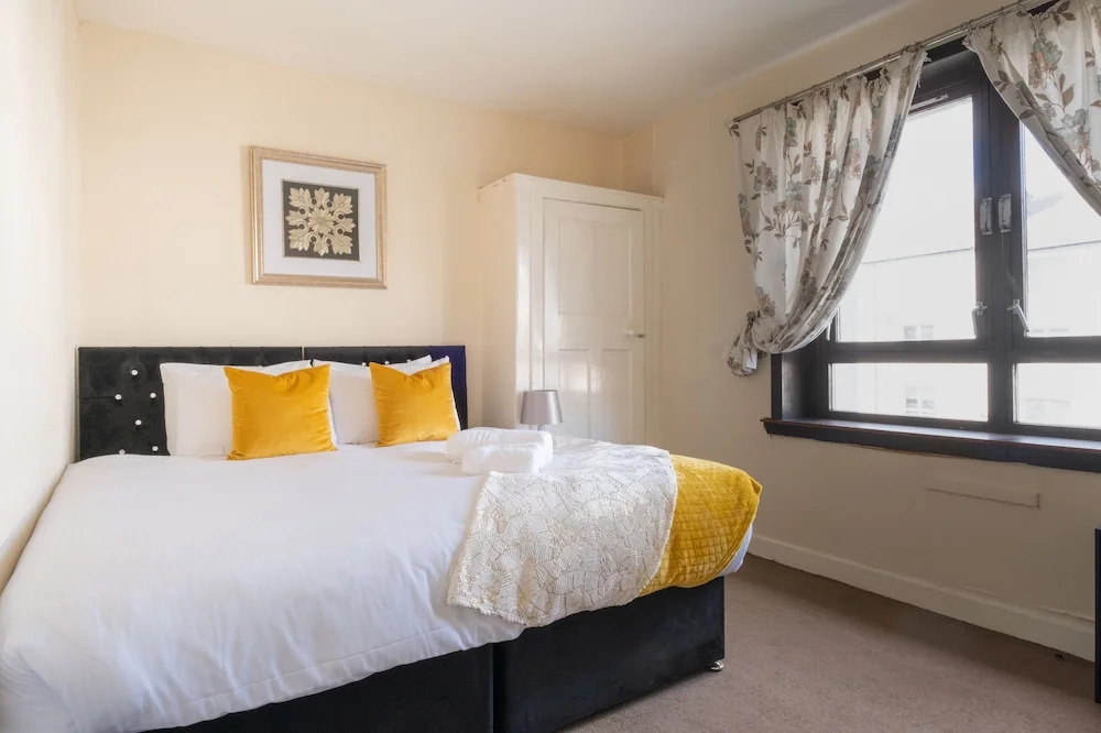 Novelty Suites Froghall Avenue