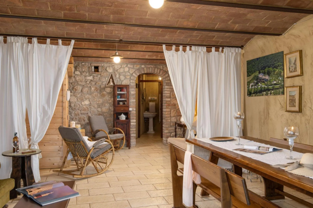 Beautiful villa immersed in the Tuscan countryside with private swimming pool and sauna-Villa L' Elsa