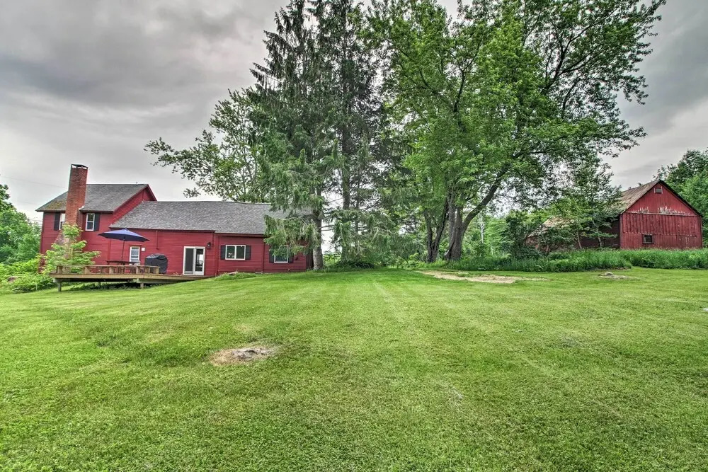 Renovated Farmhouse < 1 Mile to Okemo Mountain!