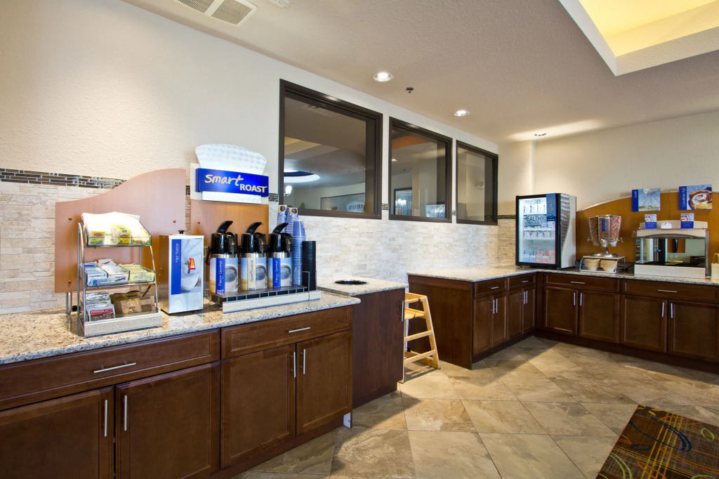 Holiday Inn Express and Suites Denver East Peoria Street by IHG