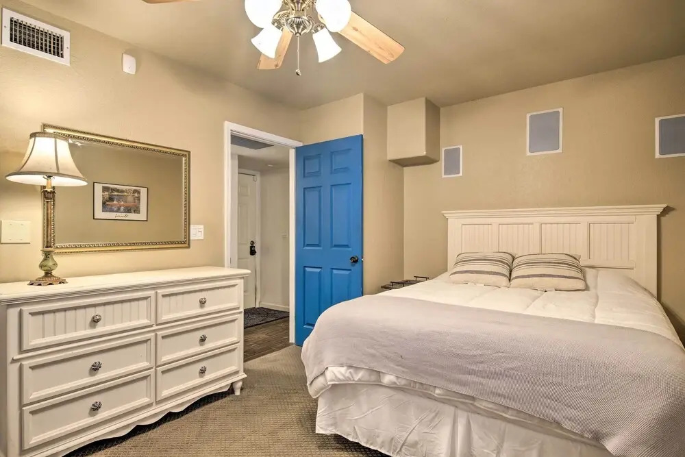 11 Mi to Phoenix: Tempe Escape w/ Patio & Bar!