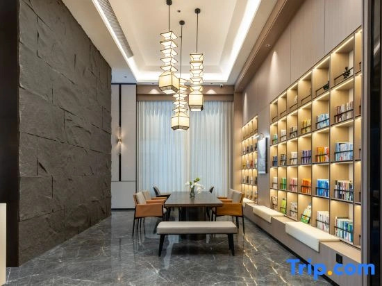 Shannan Baicheng Railway Station Yajiang Tianjie Atour Hotel