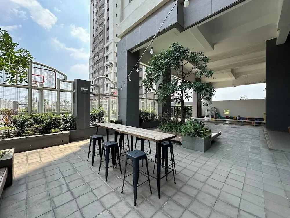Modern Look With Wooden Accent 3Br At Kondominium Puncak Marina Apartment