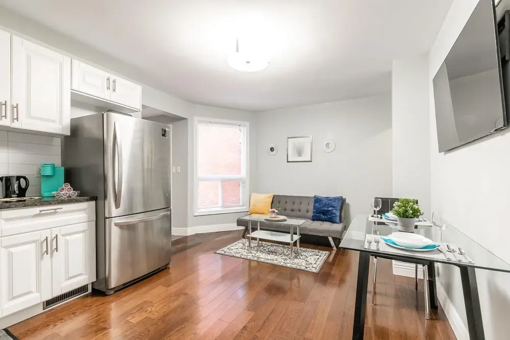 Bright and Spacious - 3BR Apt With Netflix - Near High Park