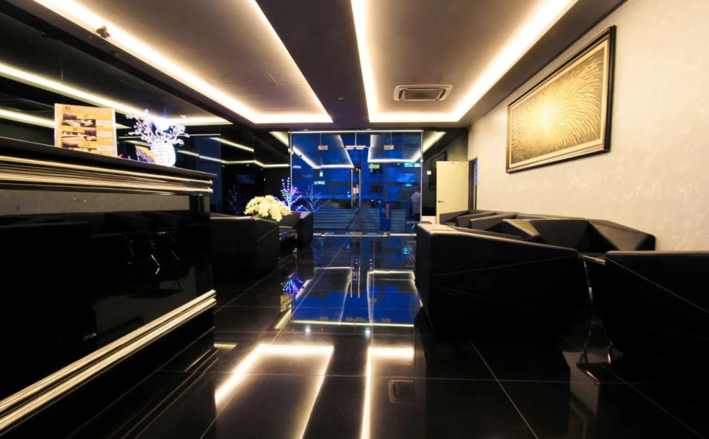 J Suites Hotel