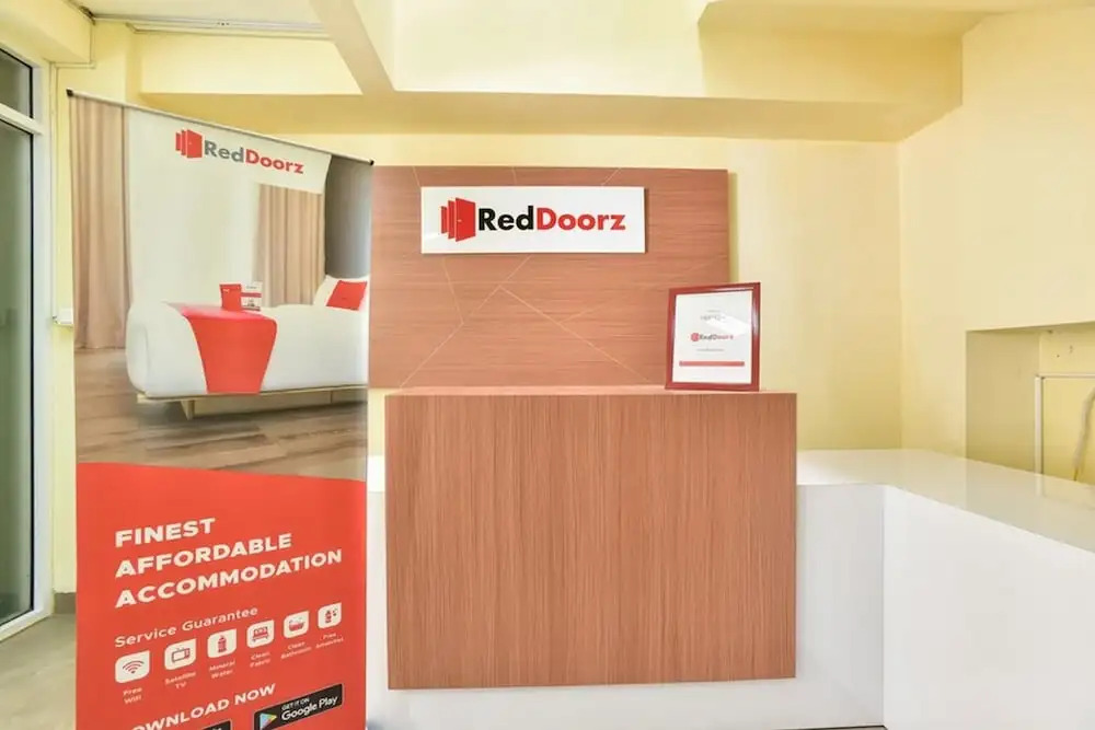 RedDoorz Plus near TIS Square