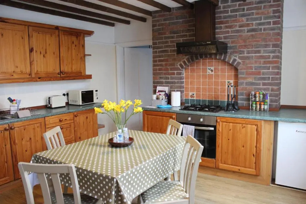 Spacious & Cozy Mid Wales Town Centre Apartment, With Bike Storage