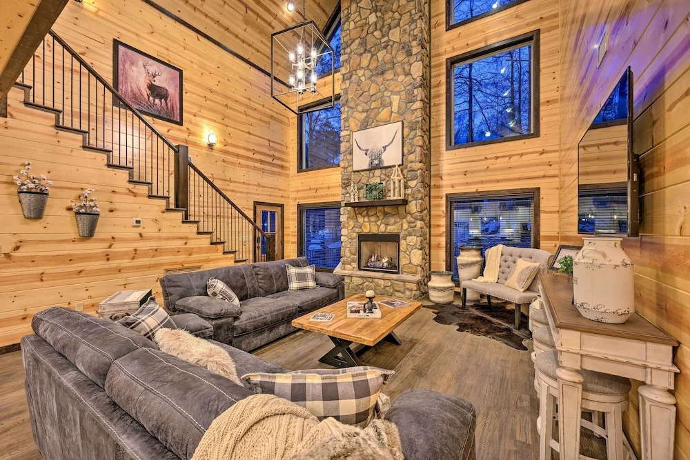 Outdoor Paradise w/ Hot Tub, Firepit, BBQ & More!