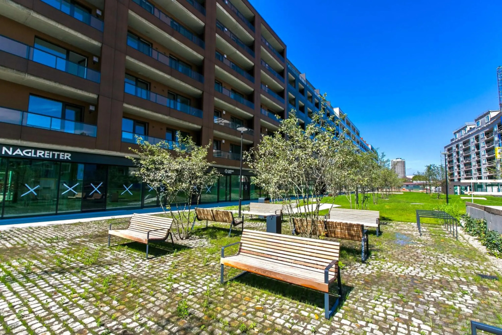 Luxury, bright Studio with parking and balcony in Bratislava center