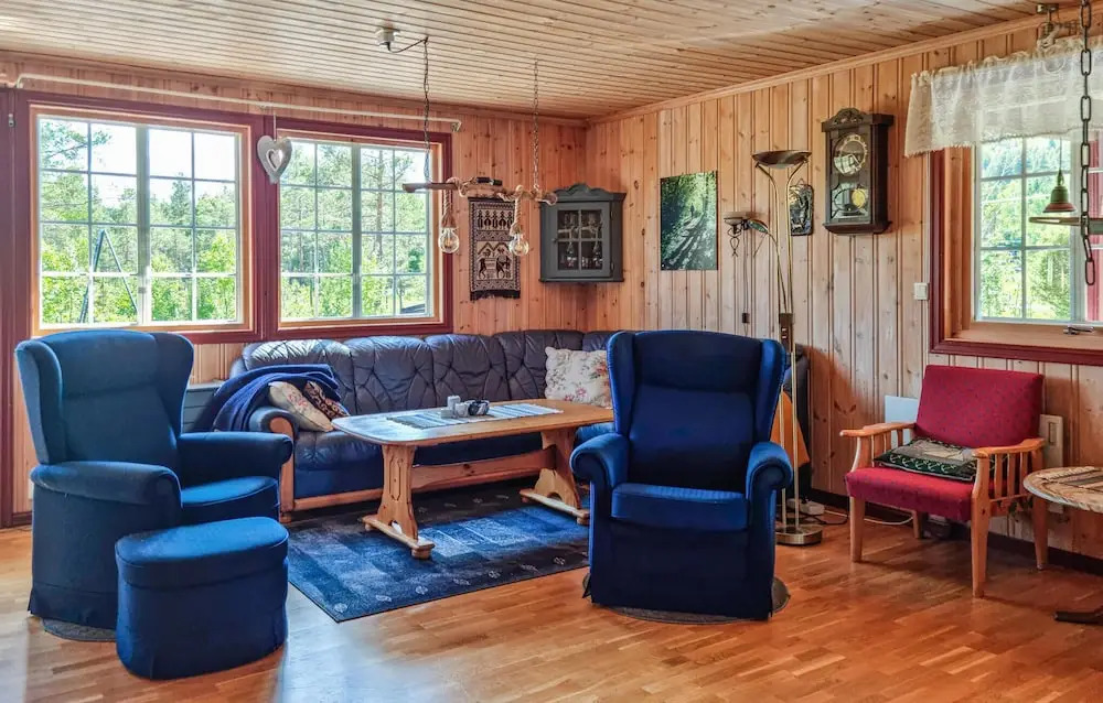 5 Bedroom Lake Front Home In Hornnes