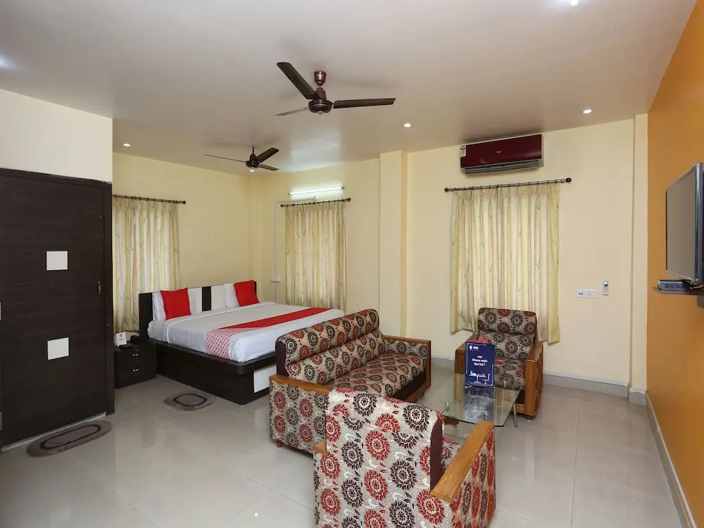 OYO 13288 Hotel Rajashree Inn