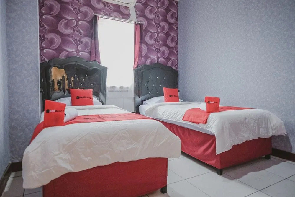 RedDoorz Plus near Istana Maimun Medan