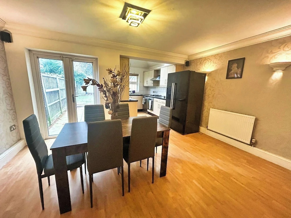 3 Bed Town House - Sleeps 5 - Ensuite - Off Street Parking - Pets Welcome - Wifi