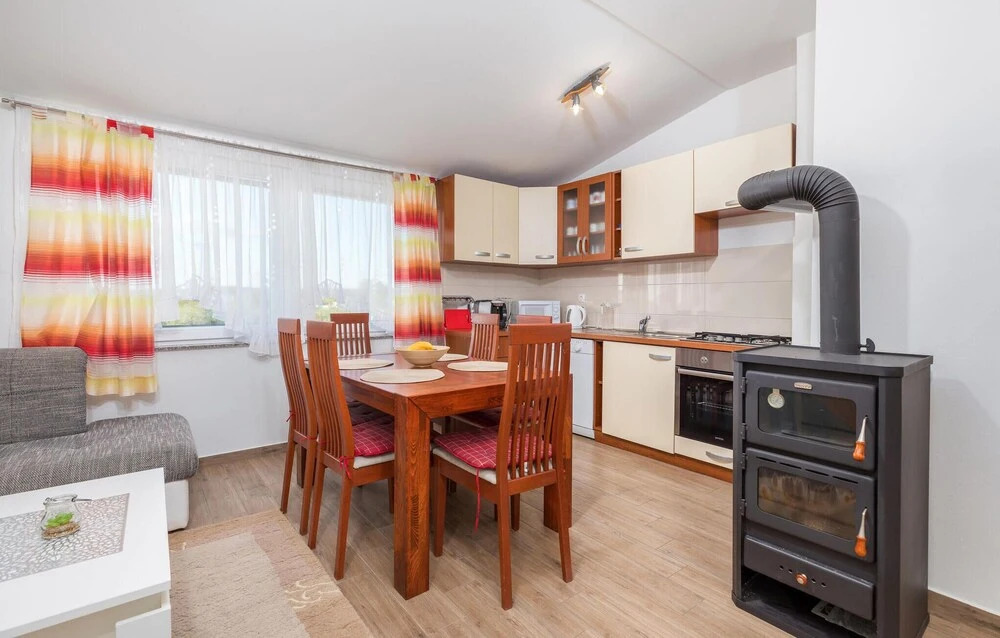 Amazing Apartment in Valbandon With Wifi and 2 Bedrooms