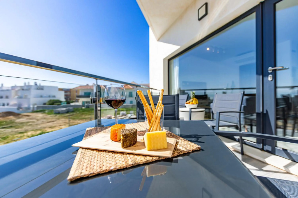 Vistas al Estrecho y Piscina - SimplyTarifa