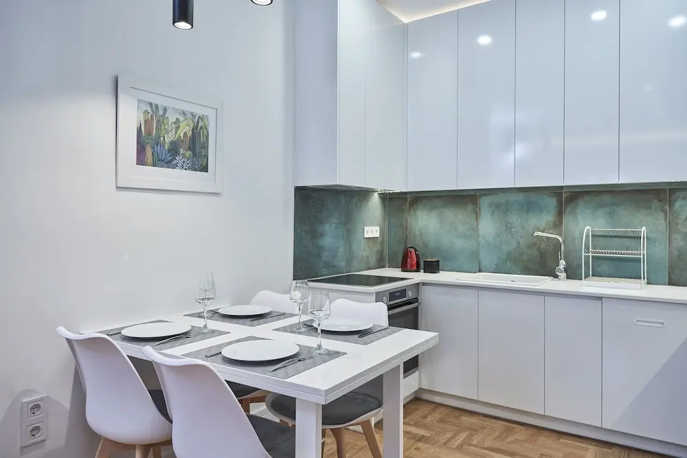 Elite Living 2bd Apt next to Hilton-Ilisia Park
