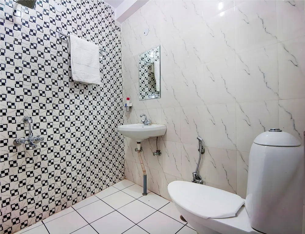 OYO 28126 Charanpahari Hotel