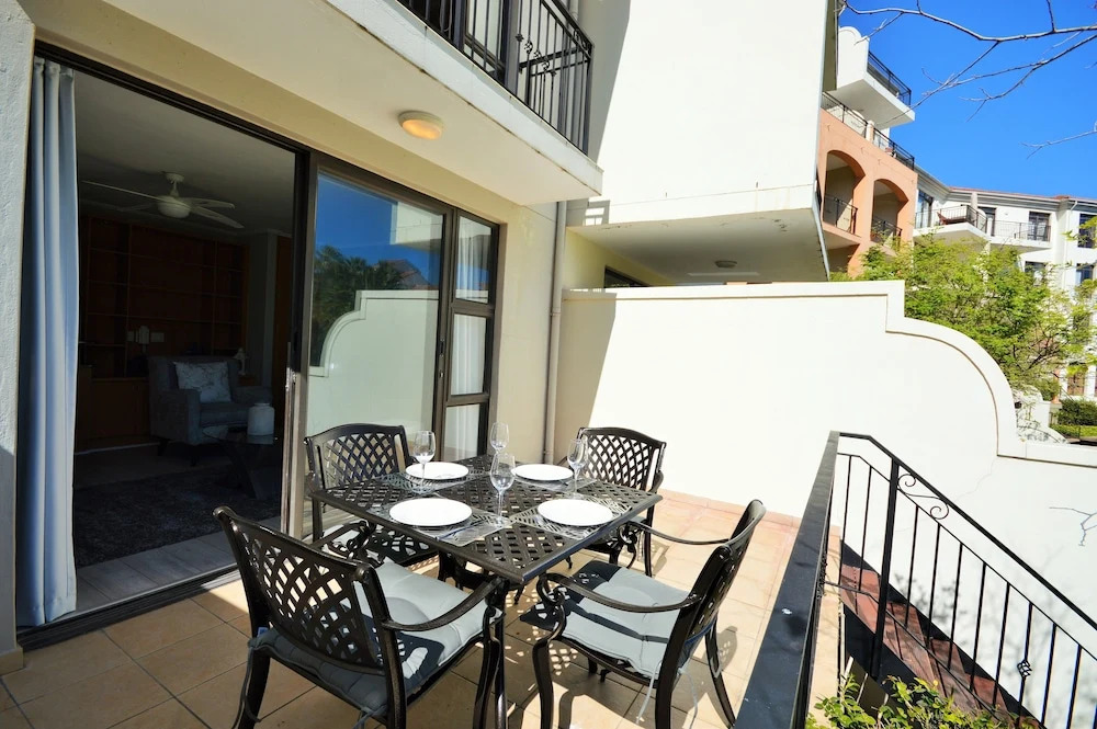 Island Club Hotel & Apartments