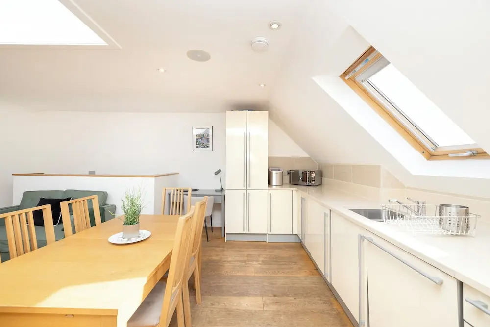 JOIVY Quiet Mews Street Apartment in the Heart of Edinburgh
