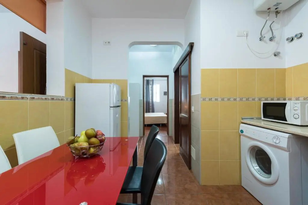 Private Solarium - 2BR House Near the Airport