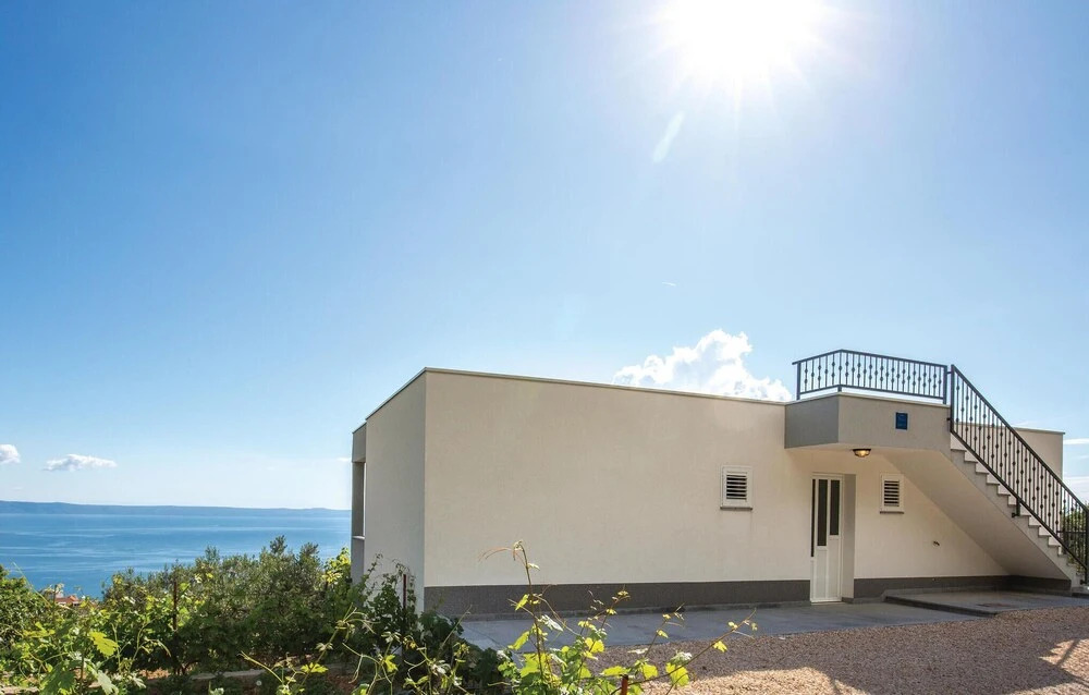 Beautiful Home in Makarska With Wifi and 2 Bedrooms