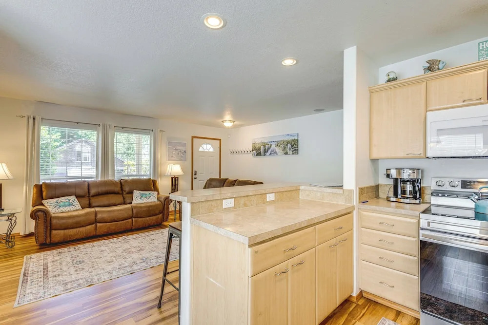 Half Mi to Beach: Rockaway Beach Home w/ Grill!