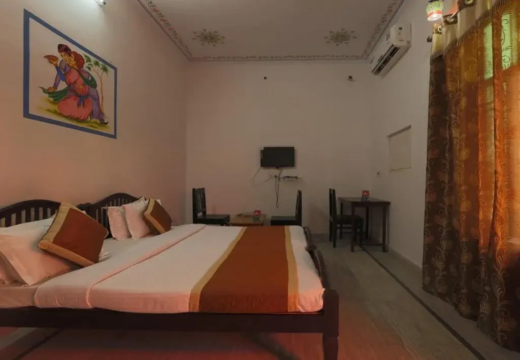 Serene private room with pool, 1.3 km from Pushkar Lake