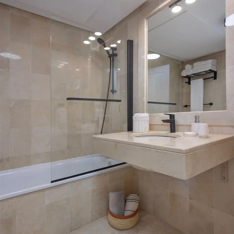 3 Bedroom, 3 Bathroom Beachside Apartment