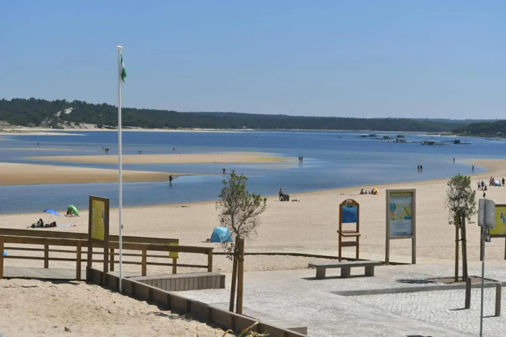 Casa da Lagoa - House by the Lagoon with Direct Access to the Beach