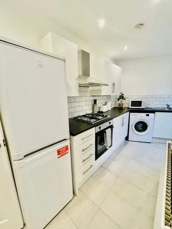 2 Bedroom House in Liverpool With Free Parking