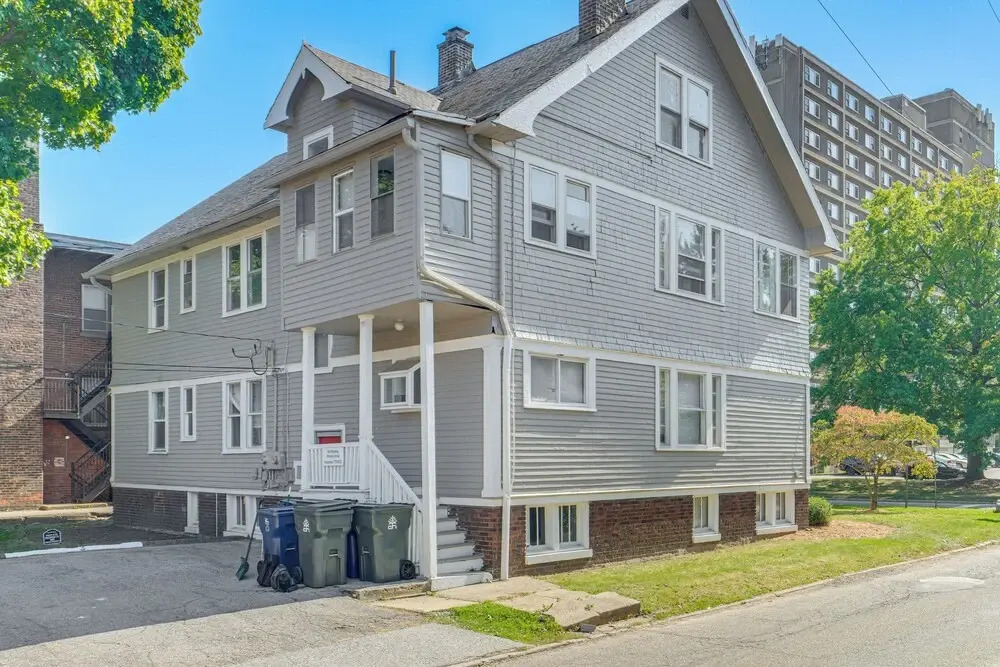 Walk to Coventry Village: Charming Top-Floor Unit