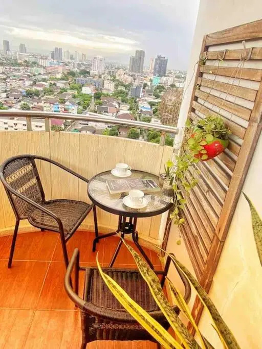 Cozy apartment 70m² with huge balcony, center BKK