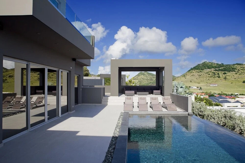 Contemporary Villa, Great Views, Pool, Hot Tub, AC, Free Wifi, Near Orient Bay Beach!