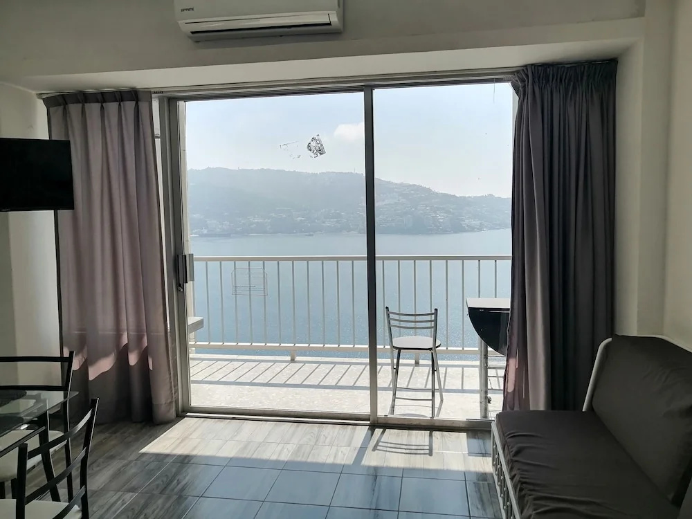 Beautiful Twin Towers Suite With Balcony and Stunning sea View
