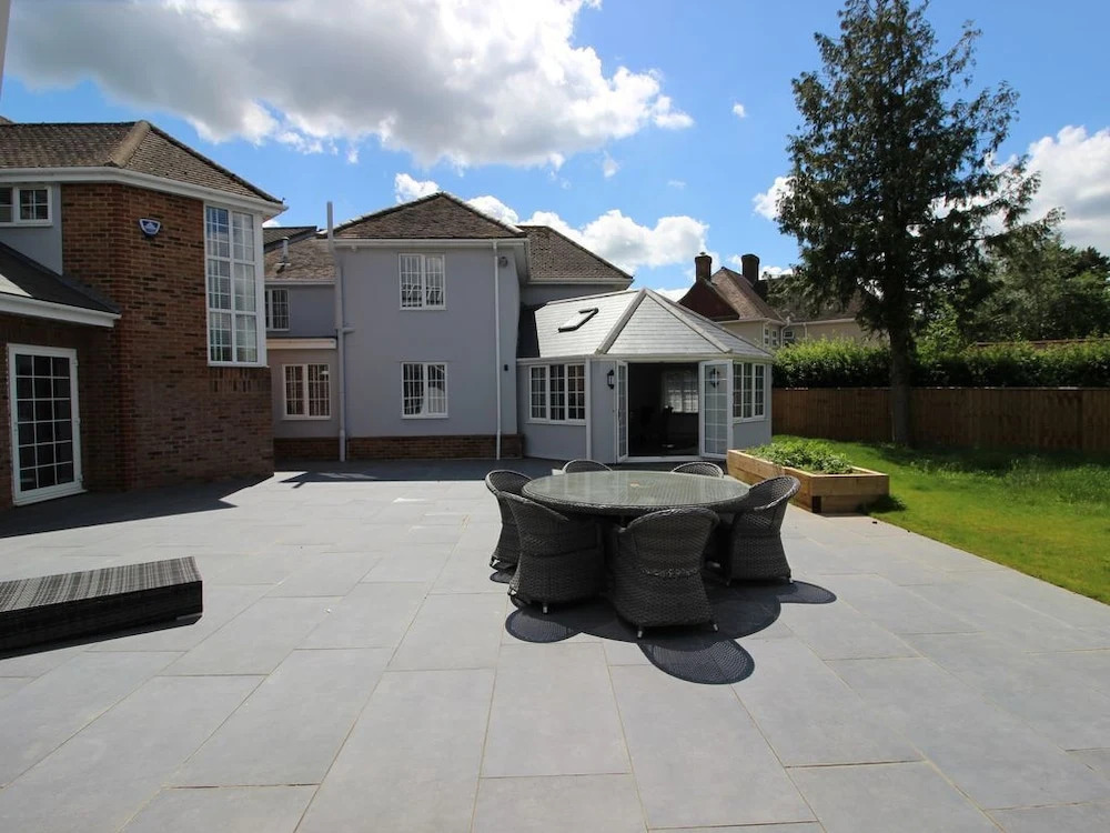 Beautiful Family Home With 42ft Pool & Cinema Room