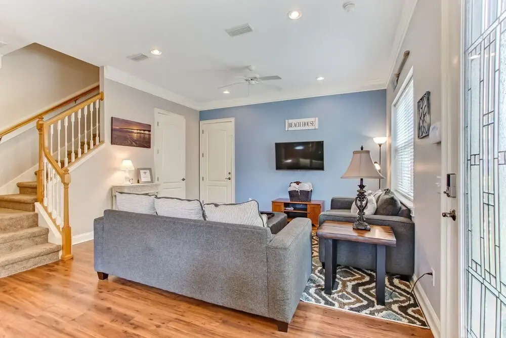Spacious Townhome, 10 min to the Beach, Dogs OK!