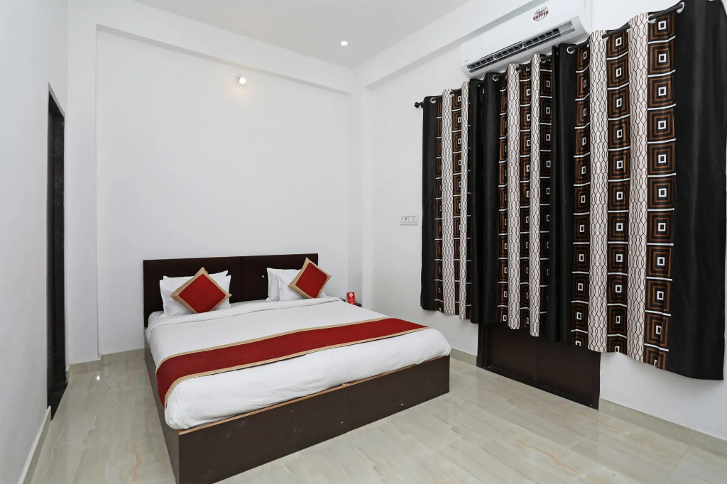 OYO 10682 Hotel Blue Lotus