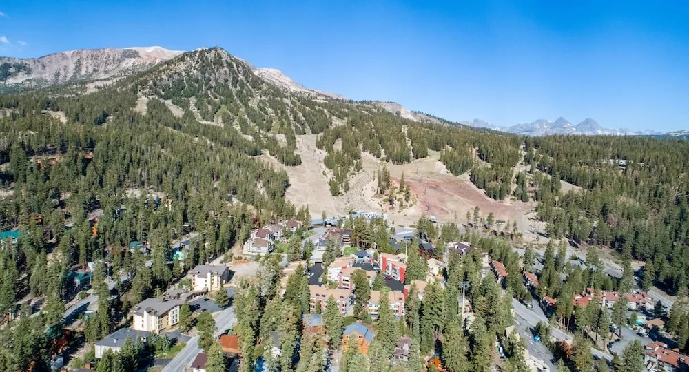Mountainside 2BR/2BA Just Steps to 3 Spas, Sauna, Pool and Mammoth Mountain!  by RedAwning