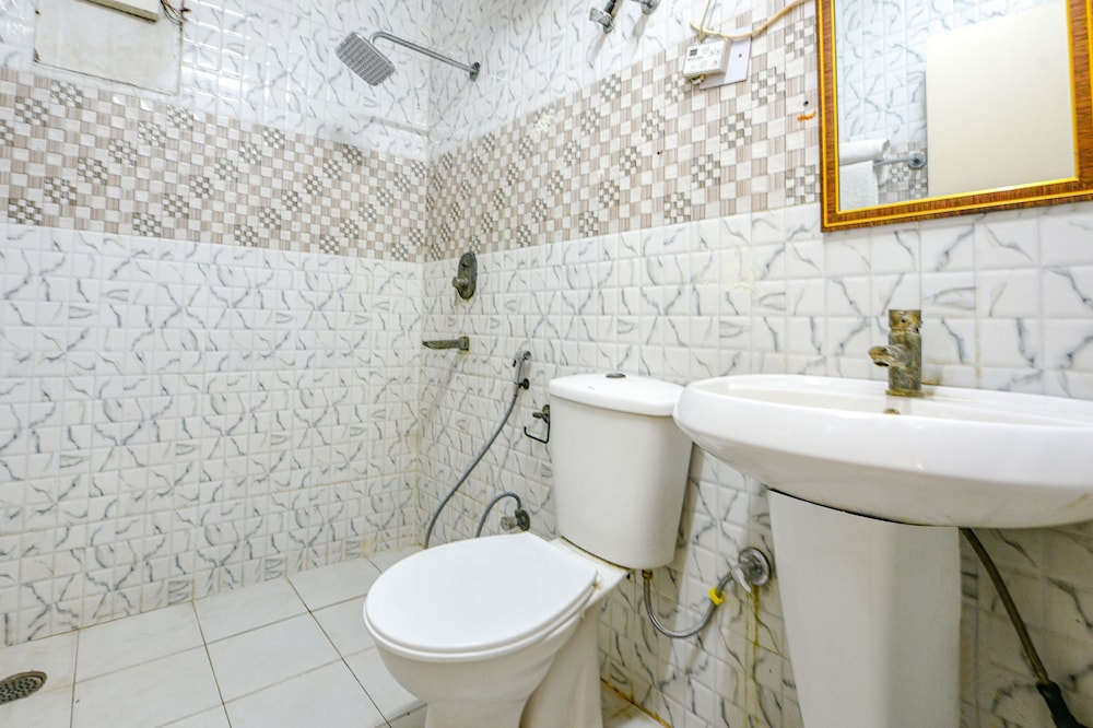 FabHotel The White Orchid - Nr Noida Sector 16 Metro Station Noida