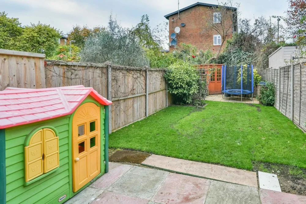 Enchanting Earlsfield Home by Wimbledon Park