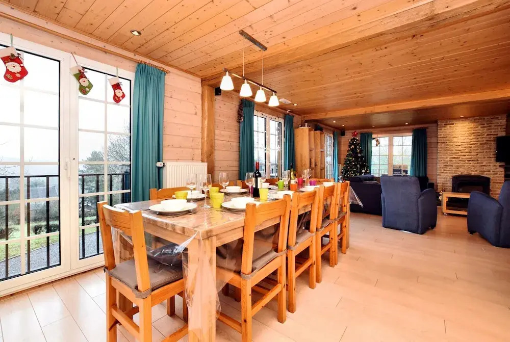 Cozy & Luxurious Chalet with Sauna, Hot Tub, Large Garden, Covered Terrace
