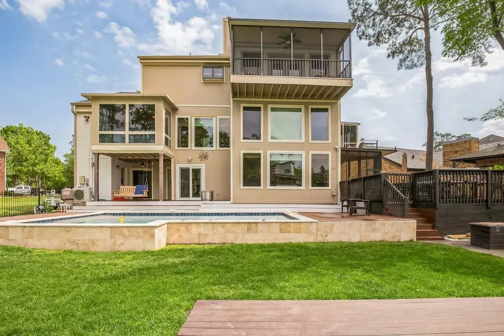 Lakefront Retreat With Private Pool, Hot Tub And Dock 4 Bedroom Home