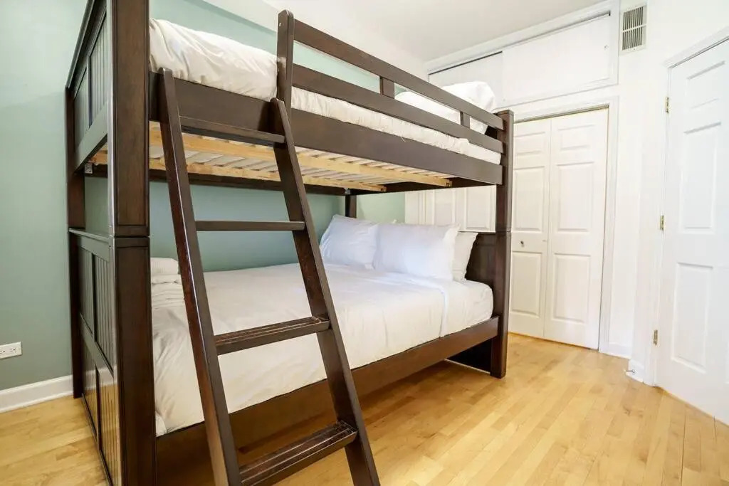 River North 3BR/2BA: HUGE, Parking, Center Chicago