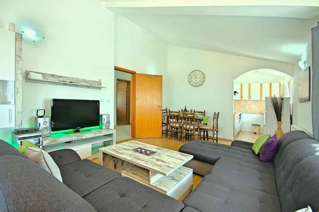 HOUSE Nevenka