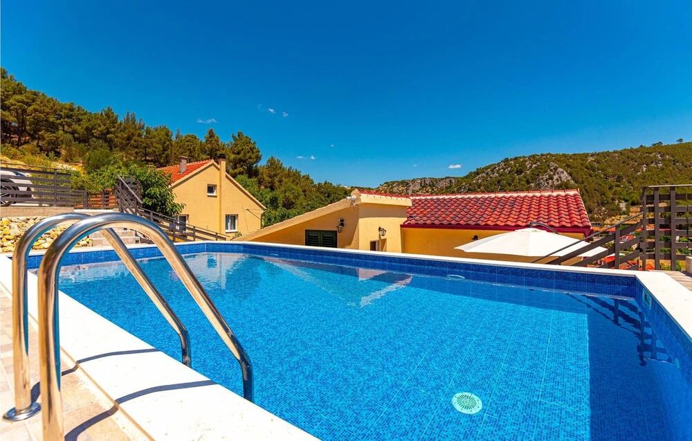 3 Bedroom Cozy Home In Skradin