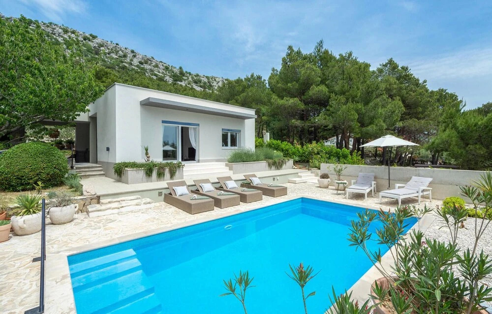 Amazing Home in Naklice With Wifi and 2 Bedrooms